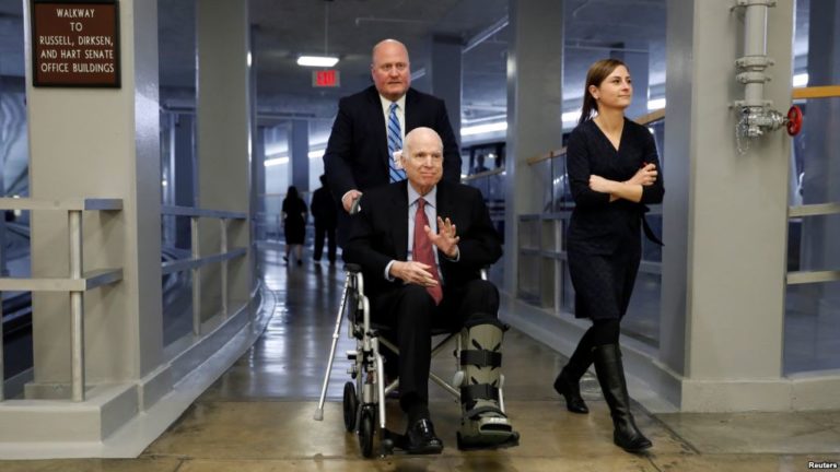Ông John McCain viết hồi ký, chỉ trích ông Trump Ông John McCain viết hồi ký, chỉ trích ông Trump