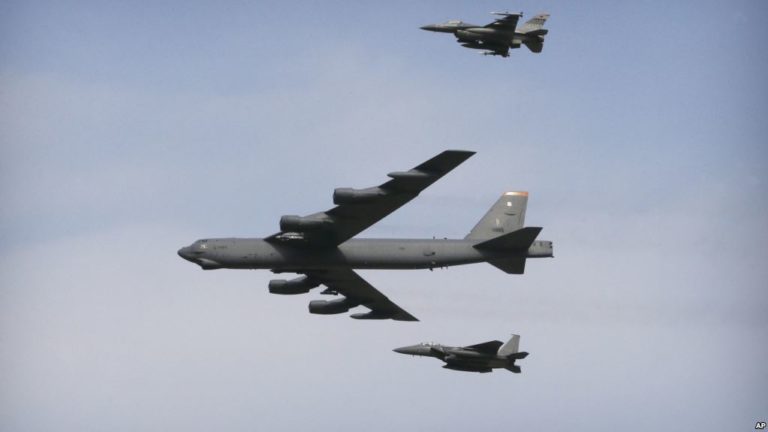 B-52 của Mỹ vần vũ gần Trường Sa B-52 của Mỹ vần vũ gần Trường Sa