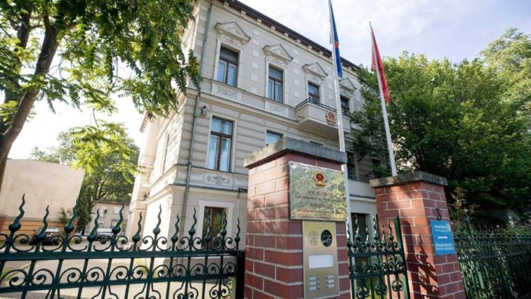 Một Việt kiều tại Berlin đang bị cảnh sát điều tra vì tình nghi có liên quan đến vụ bắt cóc Trịnh Xuân Thanh Một Việt kiều tại Berlin đang bị cảnh sát điều tra vì tình nghi có liên quan đến vụ bắt cóc Trịnh Xuân Thanh
