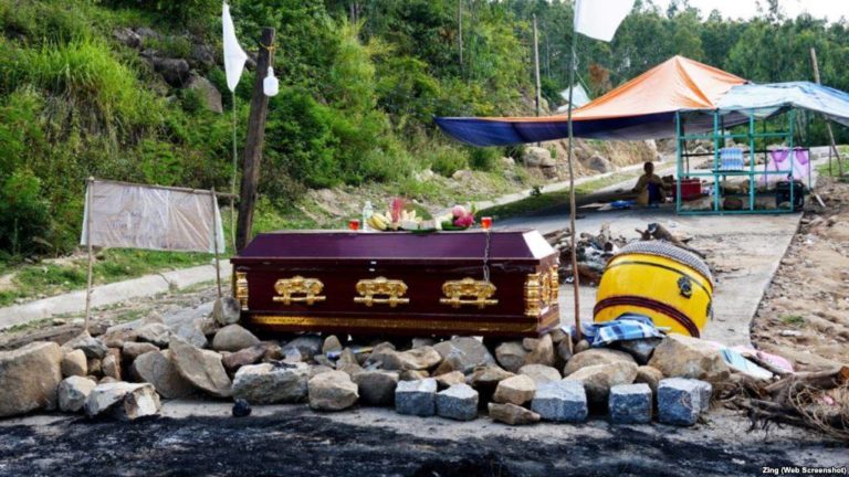 QUAN TÀI ” BIỂU TÌNH ” CẢN ĐƯỜNG XE ! QUAN TÀI ” BIỂU TÌNH ” CẢN ĐƯỜNG XE !
