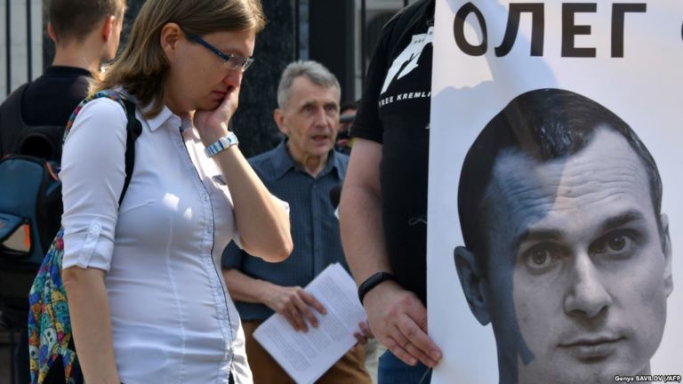 Đạo diễn Ukraina Oleg Sentsov tuyệt thực đến ngày thứ 100 Đạo diễn Ukraina Oleg Sentsov tuyệt thực đến ngày thứ 100
