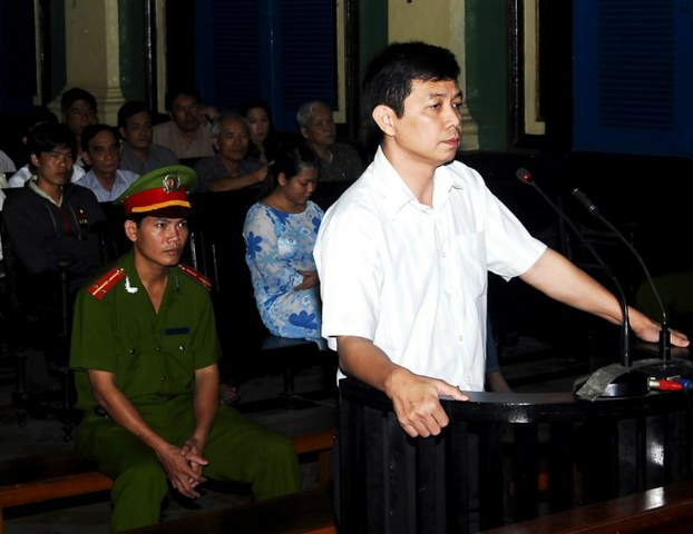 *** Đảng ngu , dân khôn , nên đảng phải cầm tù anh Trần Huỳnh Duy Thức . *** Đảng ngu , dân khôn , nên đảng phải cầm tù anh Trần Huỳnh Duy Thức .