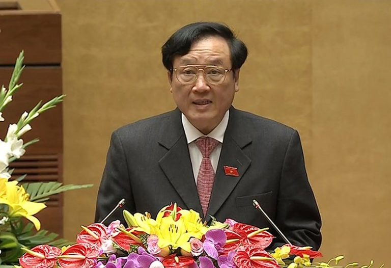 Một cái tát nảy lửa vào mặt ông Chánh án Tòa án Tối cao Nguyễn Hòa Bình!