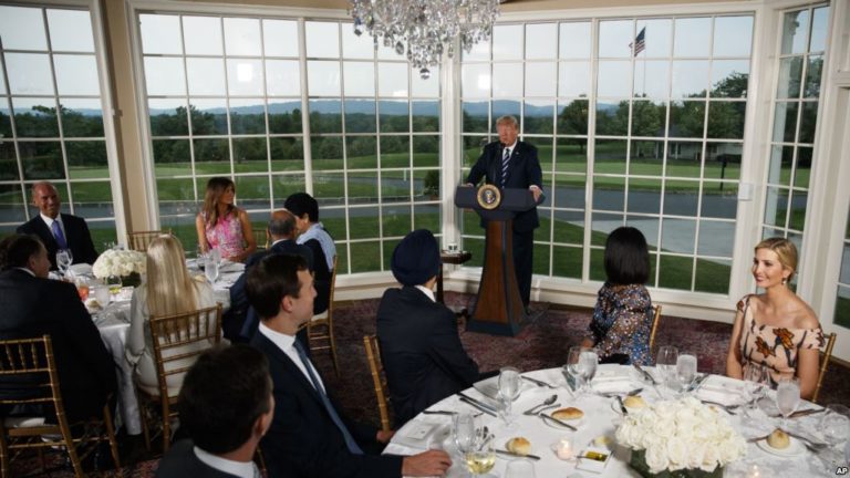 WaPo: Hơn 100 người nhập cư không giấy tờ từng làm việc tại sân golf của Trump WaPo: Hơn 100 người nhập cư không giấy tờ từng làm việc tại sân golf của Trump