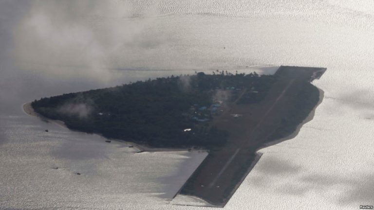 ‘Ngư quân’ TQ vây đảo Thị Tứ ngăn ngư dân Philippines tiếp cận ‘Ngư quân’ TQ vây đảo Thị Tứ ngăn ngư dân Philippines tiếp cận