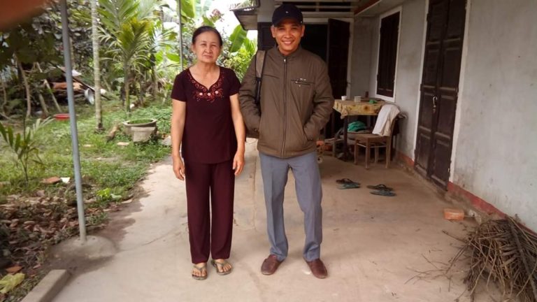 Con quỳ lạy Mẹ! Con đi…!