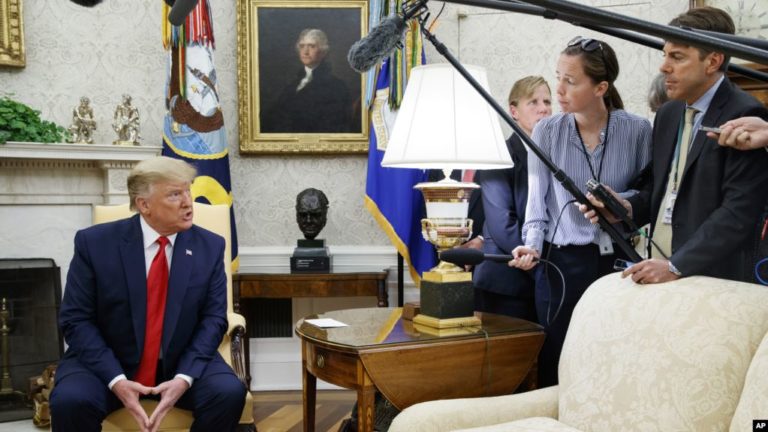 Tòa phán quyết Trump không được chặn chỉ trích trên Twitter