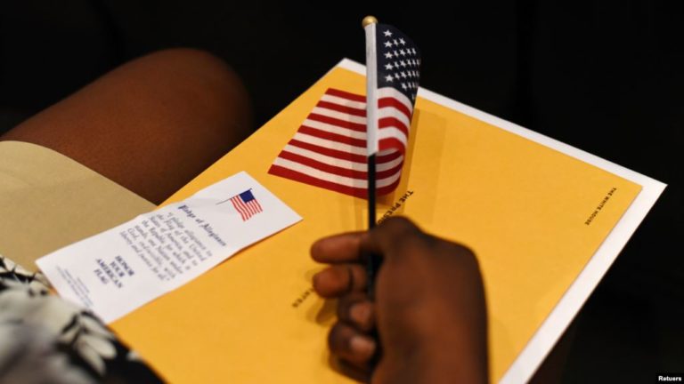 Quy định lãnh trợ cấp không được thẻ xanh gây tranh cãi 