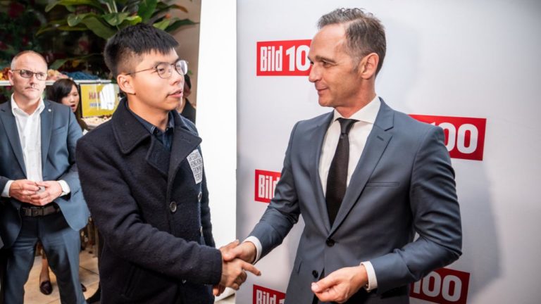 NGƯỜI HÙNG NHỎ BÉ MÀ TRÍ TUỆ LỚN LAO ĐÃ TỚI BERLIN NGƯỜI HÙNG NHỎ BÉ MÀ TRÍ TUỆ LỚN LAO ĐÃ TỚI BERLIN