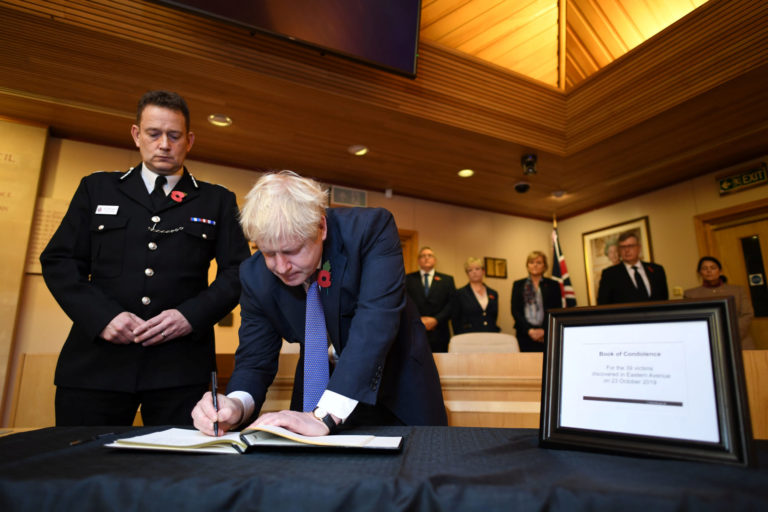 Đây có lẽ là lý do mà nhiều người không ngại hiểm nguy cố lấy cho được tấm hộ chiếu Anh.