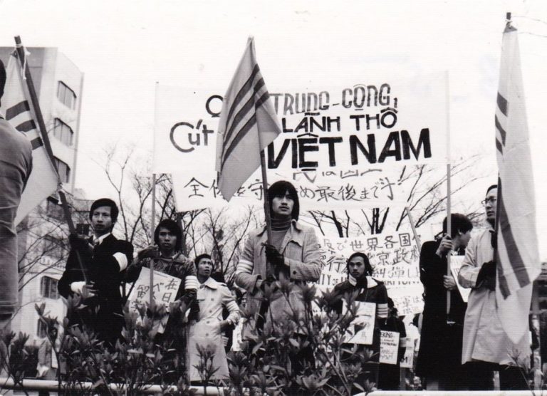 Ảnh xưa: Sinh viên VNCH biểu tình chống Trung Quốc năm 1974 Ảnh xưa: Sinh viên VNCH biểu tình chống Trung Quốc năm 1974