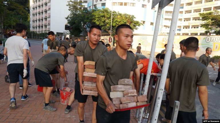 Binh sĩ TQ giúp dọn dẹp đường phố Hong Kong, bạo lực vẫn bùng lên Binh sĩ TQ giúp dọn dẹp đường phố Hong Kong, bạo lực vẫn bùng lên