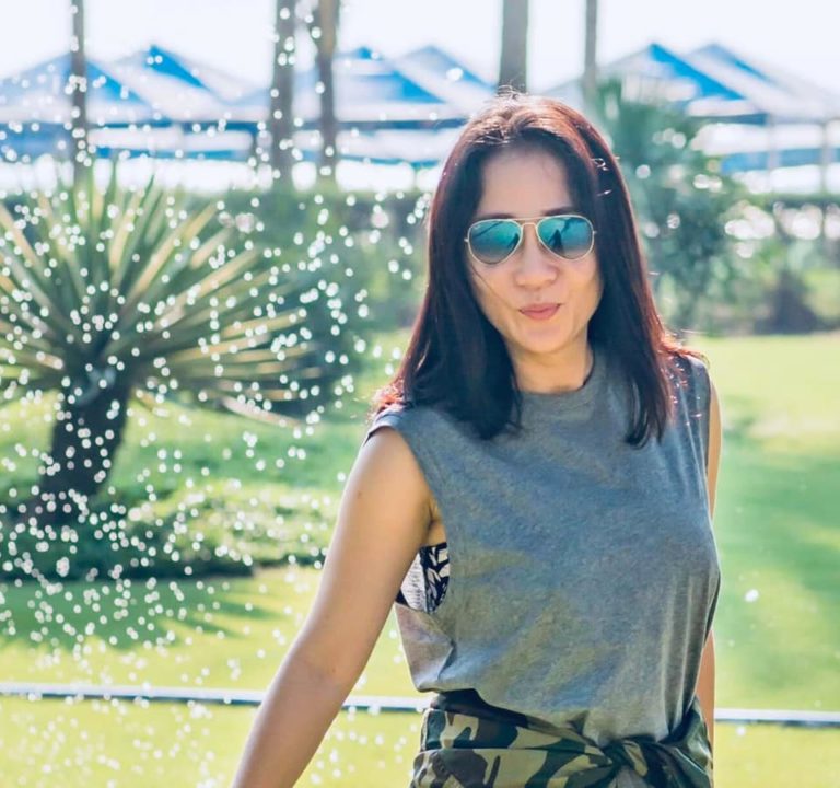 Phuong Ngo, với một cây dù vàng, đến trước cổng lãnh sự quán Trung Quốc ở Sài Gòn để chụp hình.