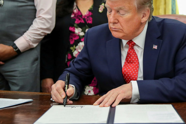 TỔNG THỐNG HOA KỲ DONALD TRUMP ĐÃ KÝ ĐẠO LUẬT NHÂN QUYỀN DÂN CHỦ HỒNG KÔNG