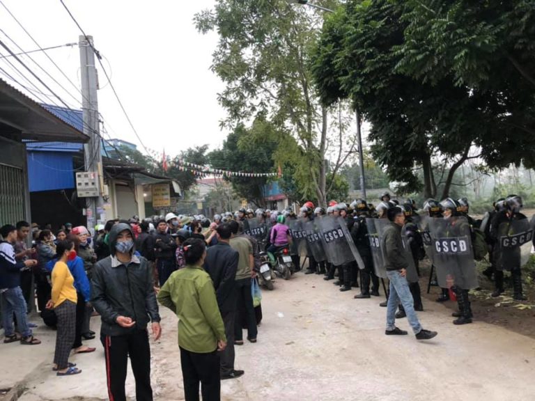 Máu đồng bào nhuộm đỏ huân chương của bọn khát máu! Máu đồng bào nhuộm đỏ huân chương của bọn khát máu!