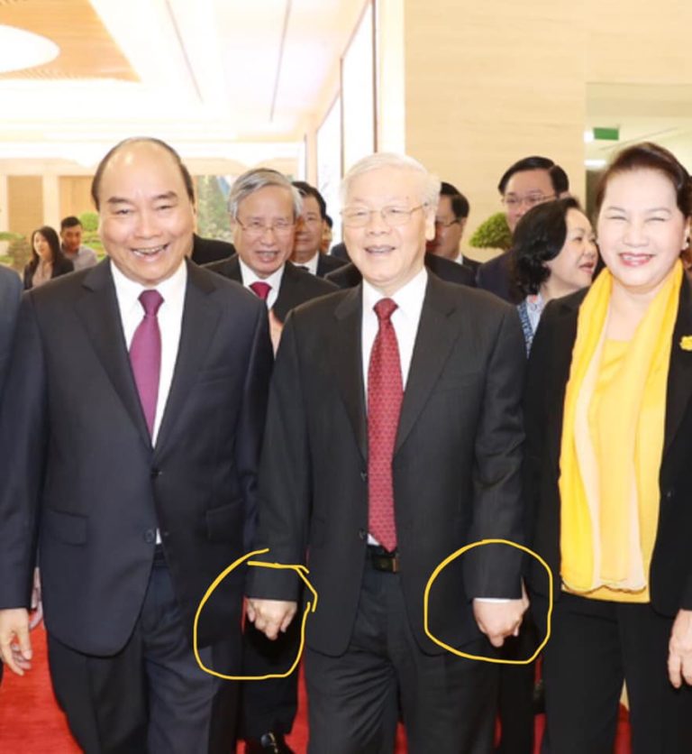 Các cụ vỉa hè làm nhân sự. Các cụ vỉa hè làm nhân sự.