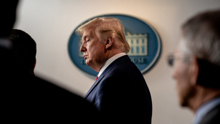 Giới khoa học nghĩ gì về phát biểu của TT Trump về thuốc chữa COVID-19?