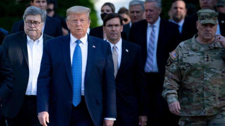 Chỉ huy quân đội Mỹ hối tiếc đã tháp tùng TT Trump đối mặt với người biểu tình