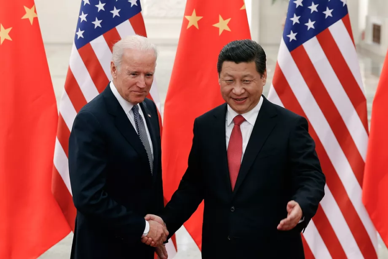 Nhược điểm của Trump nằm ở Trung Quốc. Joe Biden cũng vậy.