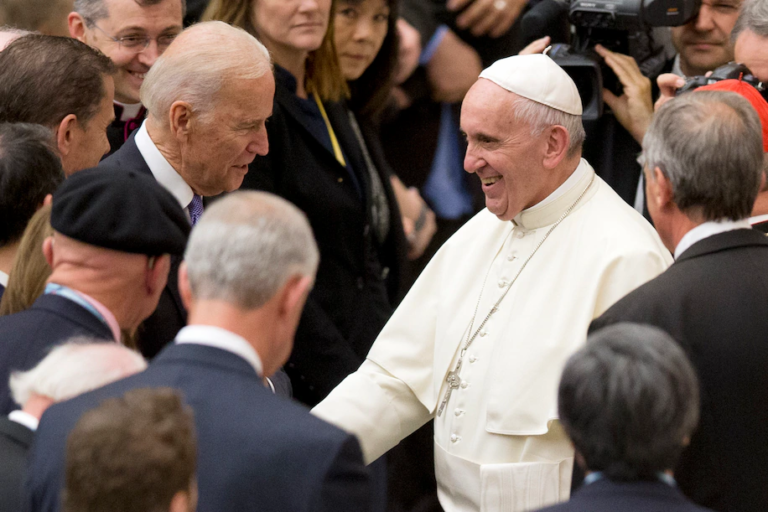 Trump vu khống Biden “xúc phạm Thiên Chúa” trong khi Biden đã theo đạo Công giáo cả đời