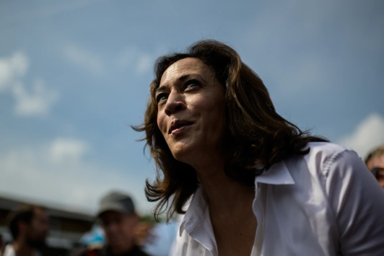 Người Mỹ gốc Ấn muốn “bắt quàng làm họ” với Kamala Harris, nhưng đó là một cái bẫy.