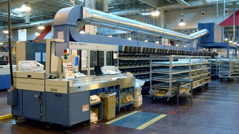 Bưu điện đang gỡ bỏ hàng loạt máy phân loại thư trước thềm bầu cử tổng thống
