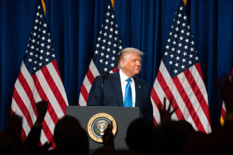 Quan điểm: Lời tuyên bố “12 năm nữa” của Trump cho thấy ông chẳng khác gì các nhà lãnh đạo độc tài Quan điểm: Lời tuyên bố “12 năm nữa” của Trump cho thấy ông chẳng khác gì các nhà lãnh đạo độc tài