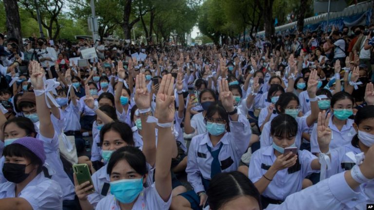 Dân chủ là con đường rất dài