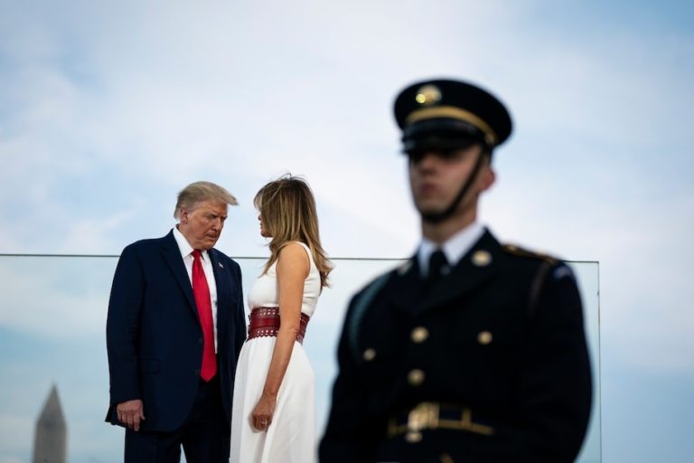 Xem lại lịch sử lâu dài của việc Trump phỉ báng nghĩa vụ quân sự Xem lại lịch sử lâu dài của việc Trump phỉ báng nghĩa vụ quân sự