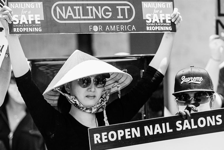 Thợ làm móng (nail) người Việt gặp nhiều khó khăn sau khi lệnh đóng cửa được dỡ bỏ