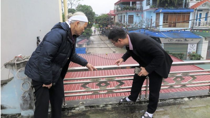 Luật sư cung cấp
Luật sư Ngô Anh Tuấn và bà Dư Thị Thành (vợ ông Lê Đình Kình) xem xét hiện trường.