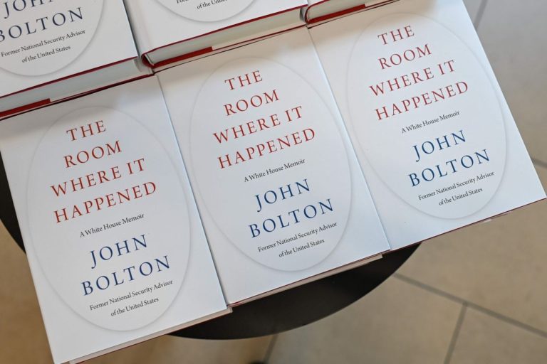 Sách của John Bolton bị Nhà Trắng can thiệp theo cách trước nay chưa từng thấy