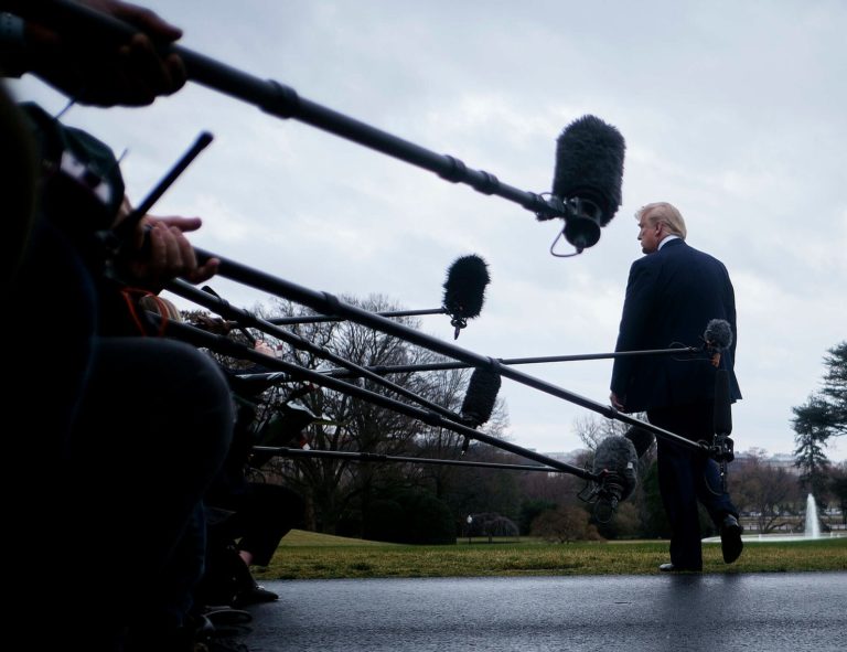 Quan điểm: Ông Trump đã biết từ trước rằng virus gây chết người và lan truyền qua đường hô hấp