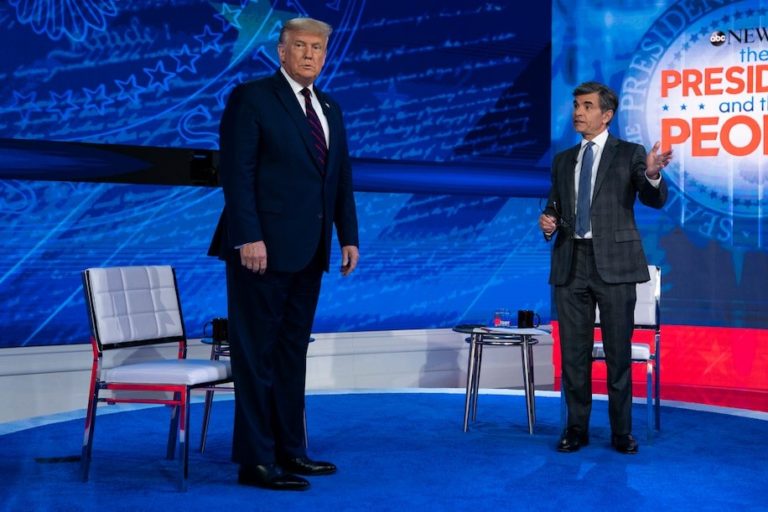 Các học giả cảnh báo về nguy cơ nước Mỹ rơi vào chế độ độc tài Trump