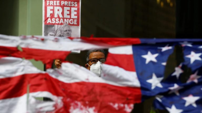 Hoa Kỳ thừa nhận rằng một Dân biểu đã đề nghị ân xá cho Assange nếu anh ta che đậy các liên hệ của Nga Hoa Kỳ thừa nhận rằng một Dân biểu đã đề nghị ân xá cho Assange nếu anh ta che đậy các liên hệ của Nga