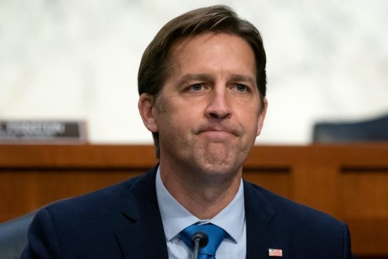 Ben Sasse (CH) cáu với Trump trong cuộc gọi với cử tri: ‘Ông ta chỉ biết nịnh bợ độc tài’