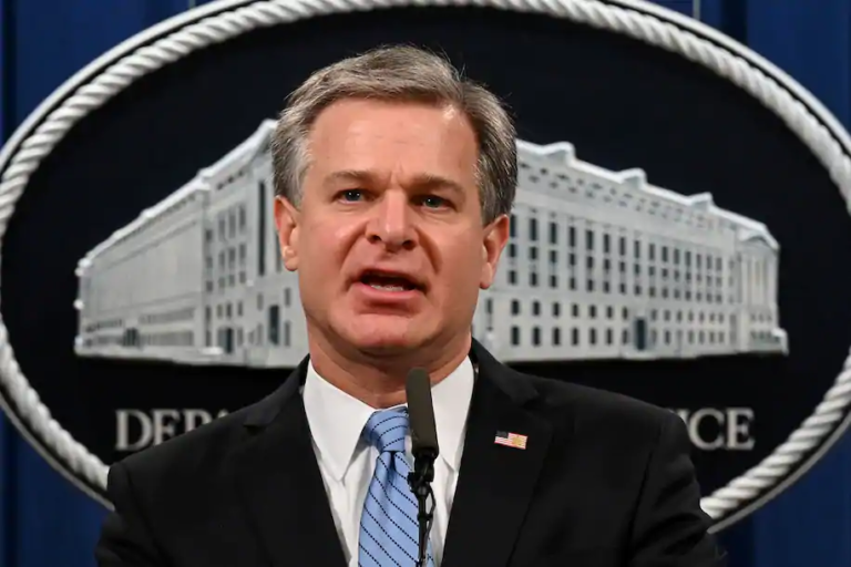 Trump cân nhắc sa thải lãnh đạo FBI hậu bầu cử vì xung đột với Wray và Barr ngày càng gắt gao