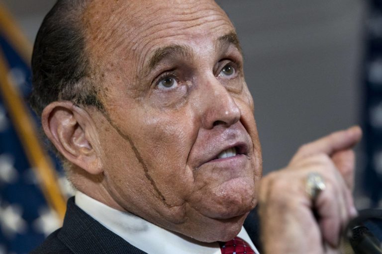 Trước tòa, Giuliani xác nhận bầu cử ‘không gian lận,’ nhưng họp báo lại nói khác Trước tòa, Giuliani xác nhận bầu cử ‘không gian lận,’ nhưng họp báo lại nói khác