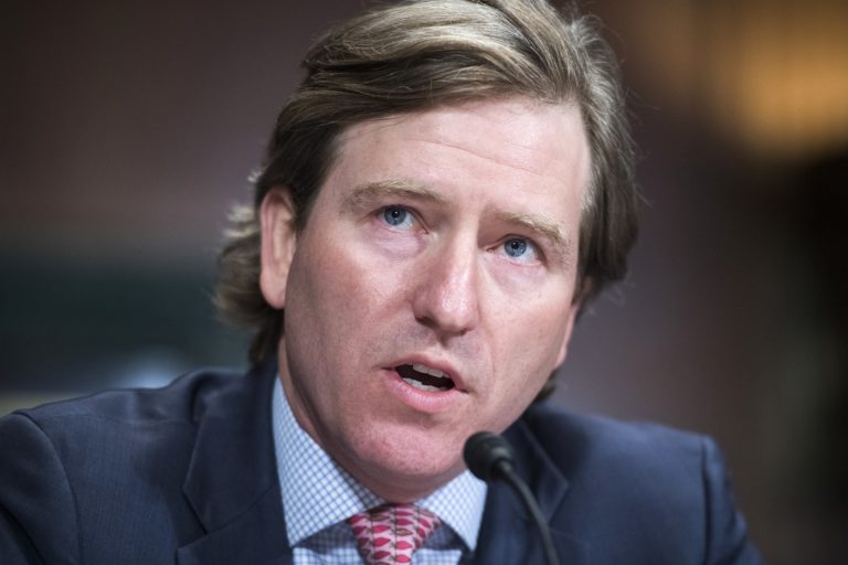 Trump vừa đuổi việc người đứng đầu an ninh mạng về bầu cử, là người đã lật tẩy những thuyết âm mưu [về gian lận bầu cử]