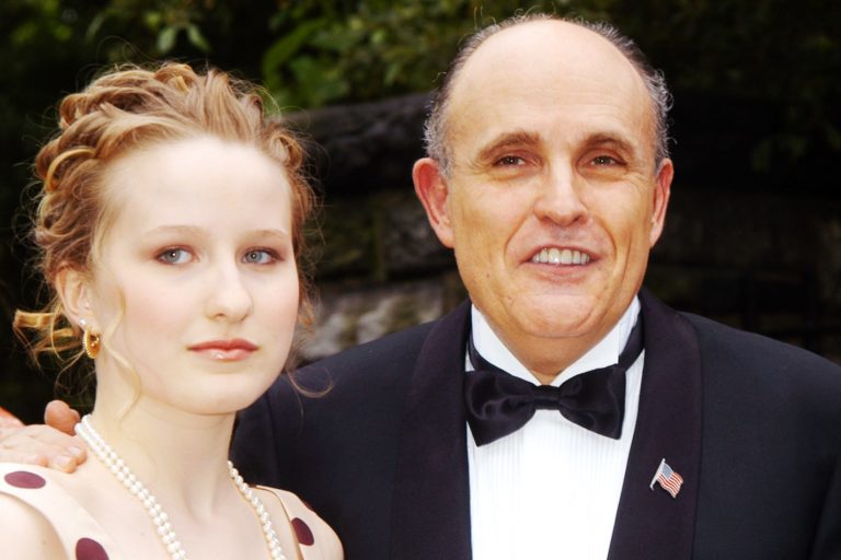 Rudy Giuliani là cha tôi. Xin mọi người hãy làm ơn bầu cho Joe Biden và Kamala Harris. Rudy Giuliani là cha tôi. Xin mọi người hãy làm ơn bầu cho Joe Biden và Kamala Harris.
