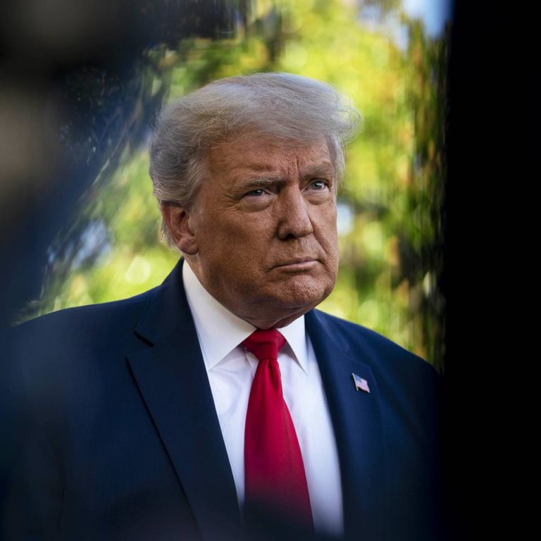 Donald Trump nợ ít nhất 1 tỷ đô la, nhiều hơn gấp đôi số tiền mà ông cho biết
