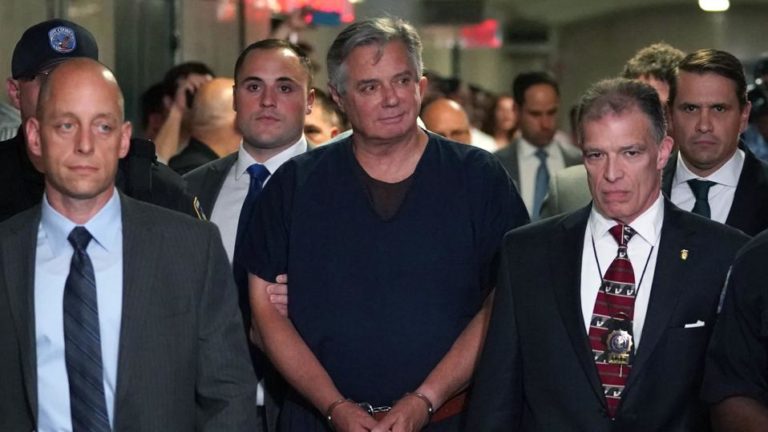 TRUMP HOÀN TẤT SỰ CHE ĐẬY VỤ ĐIỀU TRA NƯỚC NGA BẰNG CÁCH ÂN XÁ CHO PAUL MANAFORT TRUMP HOÀN TẤT SỰ CHE ĐẬY VỤ ĐIỀU TRA NƯỚC NGA BẰNG CÁCH ÂN XÁ CHO PAUL MANAFORT
