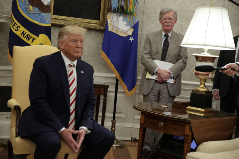 Trump chối không tính tới thiết quân luật, gọi Bolton là ‘kẻ ngu nhất’ Trump chối không tính tới thiết quân luật, gọi Bolton là ‘kẻ ngu nhất’