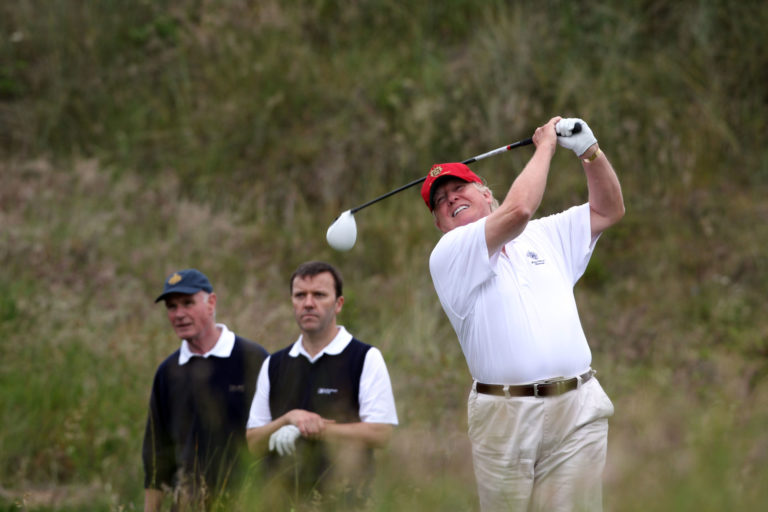 Từ khi nhậm chức, Trump chơi golf 315 ngày, xài $151 triệu công quỹ Từ khi nhậm chức, Trump chơi golf 315 ngày, xài $151 triệu công quỹ