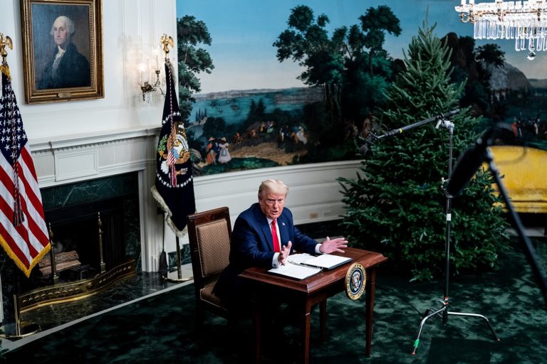 Vắt chân lên trán nghĩ về tai họa Trump Vắt chân lên trán nghĩ về tai họa Trump
