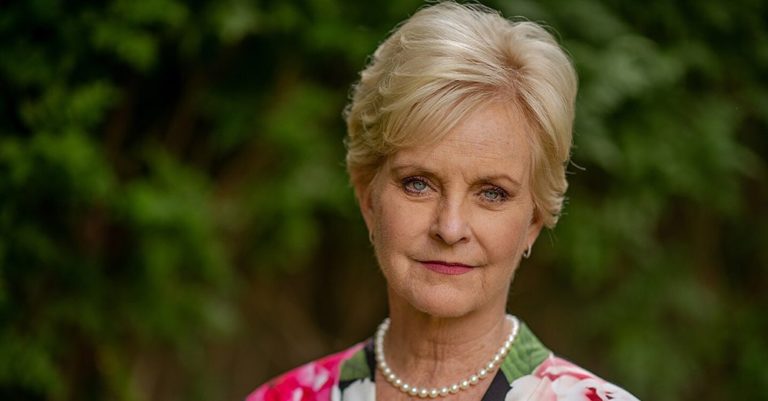 PHẢN ỨNG CỦA CINDY McCAIN KHI BỊ ĐẢNG CỘNG HÒA Ở ARIZONA KHIỂN TRÁCH BỞI VÌ ĐÃ ỦNG HỘ BIDEN MÀ KHÔNG ỦNG HỘ TRUMP