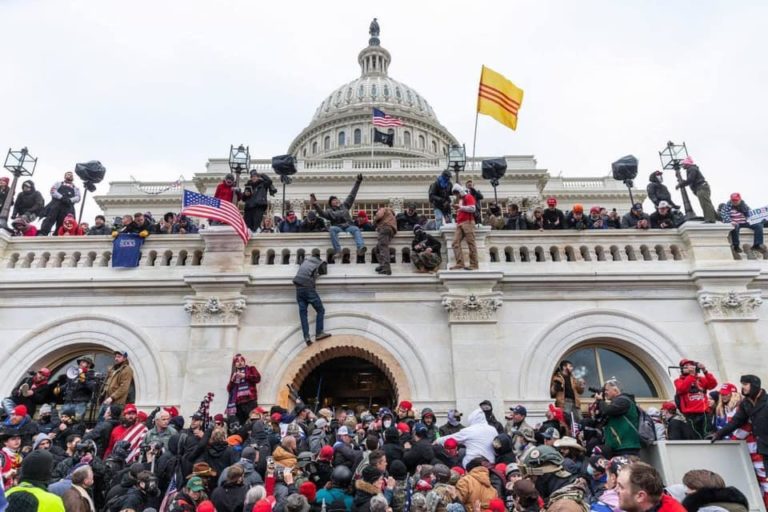 Những lá cờ và banner trong cuộc nổi loạn đập phá Capitol Hill Những lá cờ và banner trong cuộc nổi loạn đập phá Capitol Hill