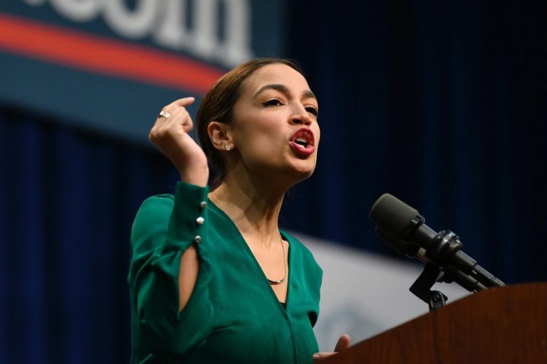 AOC giải thích lý do đảng Cộng hòa không thể bảo cô bỏ qua cuộc nổi dậy ở Điện Capitol