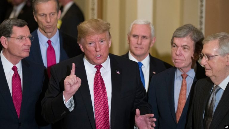 McConnell đối đầu với Trump