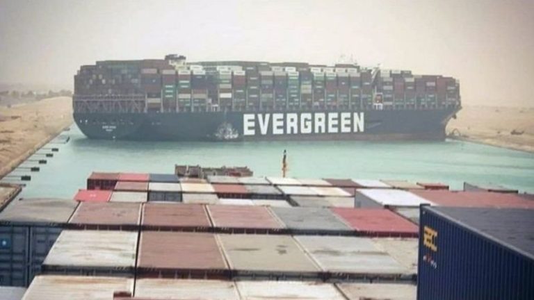 Kênh đào Suez bị kẹt cứng vì tàu container khổng lồ mắc cạn